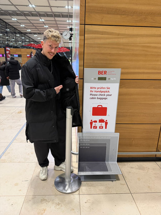 André Disselkamp testet Airport Jacket am BER Airport.